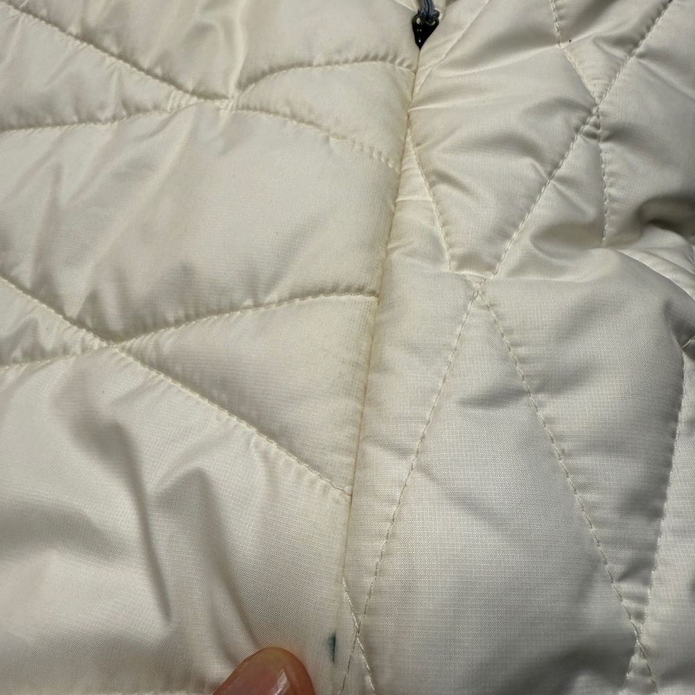 Patagonia Women's White Quilted Puffer Jacket - Picture 9 of 9